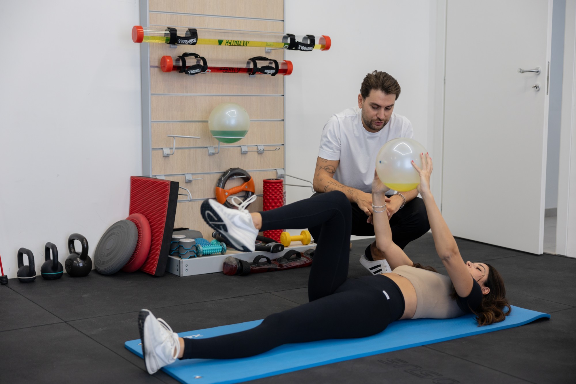 Esercizio posturale guidato dal fisioterapista nella palestra Fisiolution