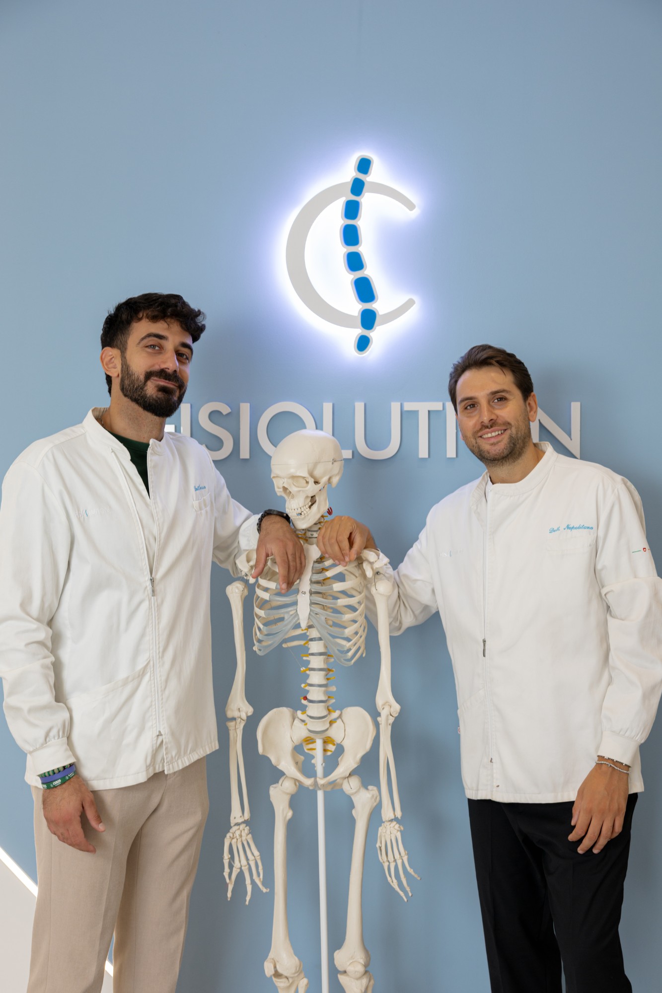 Il Dott. Antonio Russo e il Dott. Paolino Napolitano davanti al logo Fisiolution