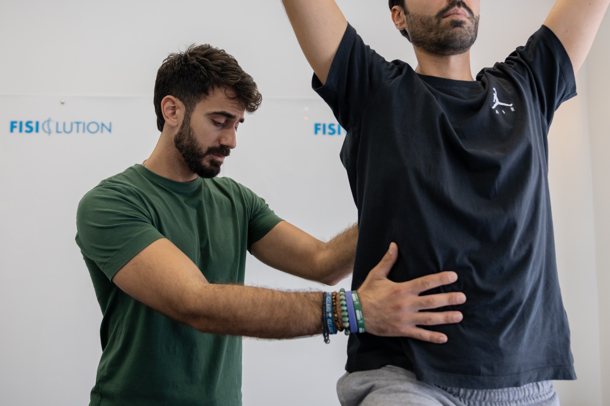 Il fisioterapista guida il movimento del paziente durante la riabilitazione